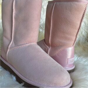 Brand New Authentic Water Resistant Metallic bby pink UGG boots🧦